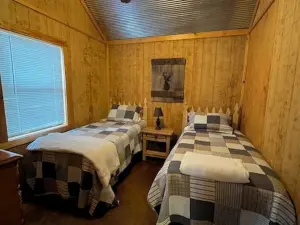 Southern Charm Sardis cabin 2-bedrooms with A/C, WiFi, and satellite TV