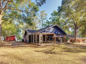 'The Whacky Shack' Family Cabin w/ Fire Pit!