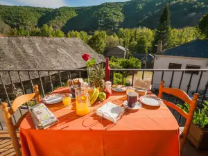 Rural House with Jacuzzi and Fireplace in The Room for 2-4 People