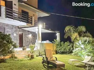 Beautiful Home in Brancaleone with Wifi and 5 Bedrooms