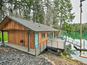 Dreamy Bayfront Cabin with View, Dock and Kayaks