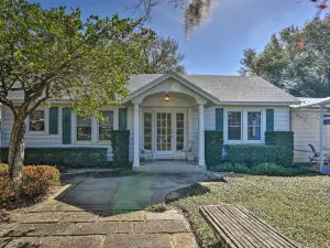 Cottage w/ Private Pool - Walk to Lake Wales!