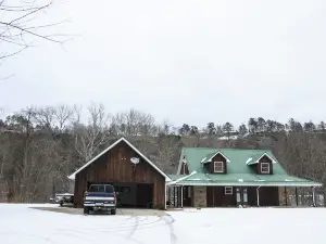 TroutFest Riverfront Norfork Home, Great Fishing