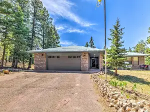 Cloudcroft Escape w/ Forest Views!