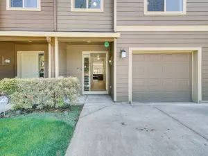 Elegant Vancouver Townhome 17 Mi to Portland!