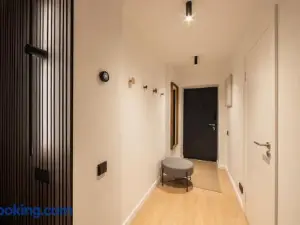 Kalnu dzīvoklis (The Hill Condo)