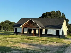 Charming 3-bedroom new build close to Bois d Arc Lake outside of Honey Grove TX