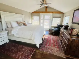 Cozy Barn Loft Apartment. Perfect for Couples, Hunters, and more!