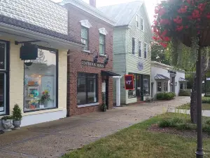 Right on Main St! Shops, Arts, Dining and More!