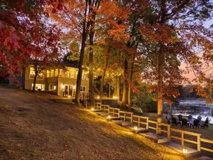 Private, lakefront, kayaks, 2 acres, family friendly, near trails, Dock May 2024