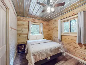 Brand-new riverfront cabin with a open layout, gas grill, and W/D - dog-friendly
