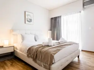Spacious and sunlit seaside flat
