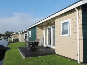 Chalet with 2 Bathrooms and a Boat, Near Giethoorn