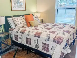 Horton LodgeCharming new 3-bedroom 2 bath lodge with WiFi in serene Stigler