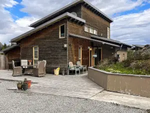 4 Bedroom Stunning Home in Melandsjø