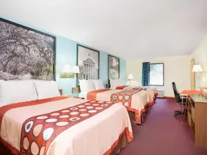 Super 8 by Wyndham Forest Park