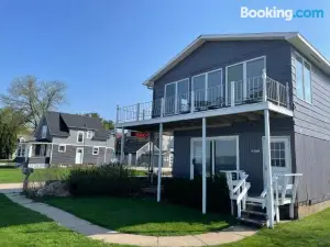 3 Bedroom Condo with Lake Pepin Views with Access to Shared Outdoor Pool