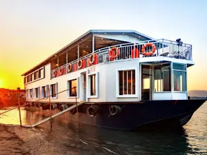 Brahmaputra Houseboats - Perfect End of N.E Tours