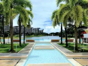 Family beach apartment with lagoon view at Pico de Loro