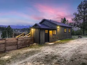 Stylish 2-bedroom Cabin with Breathtaking Mountain Views + Hot Tub