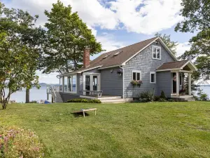 Tranquil lake house in VT w/ breathtaking views!