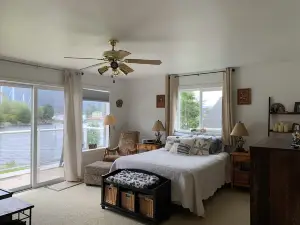 Sitka Oceanfront Townhome- 3bedroom/ 2.5 bath