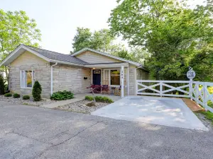 King Bed-Hot Tub-Arcade! Perfect for couples and families. Close to I-71.