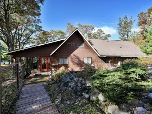 Circling Skies Lakeside Lodge - beautiful cabin on the Minong Flowage
