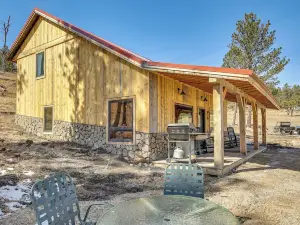 4 Mi to Wind Cave Nat'l Park: Creekside Cabin!
