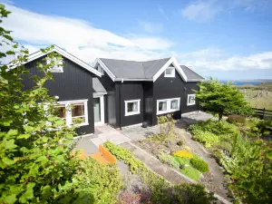 Red Robin - Vacation Homes Next to Svartifossur Waterfall