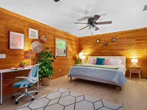 Pets OK! Heated Pool mins to 3 Sisters Spring!