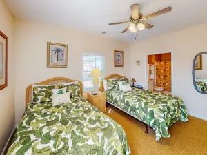 Beach-themed retreat with outdoor pool, gym, patio & AC - snowbird-friendly