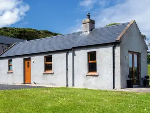 Kinbane Self Catering Cottages - 'Makem's Cottage'