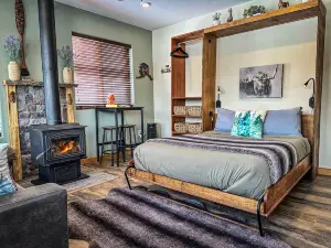 Relax to amazing 360° views in a cozy tiny cabin!