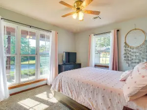 Incredible Log Home: 1 Mile from Lake Tenkiller