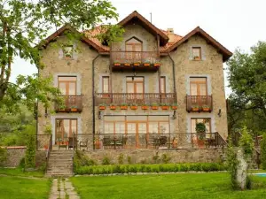 Garni HinYard
