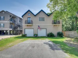 Texas Escape w/ Private Pool, Grill & Balconies!