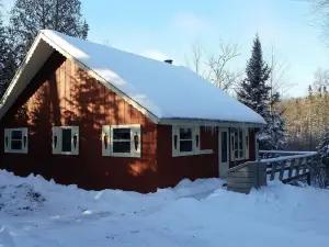 Cozy, comfy, rustic ski chalet at the foot of Ski Brule ski mountain