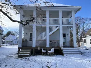 Modern, Cozy, Getaway Home in Dekalb - 5 mins away from NIU