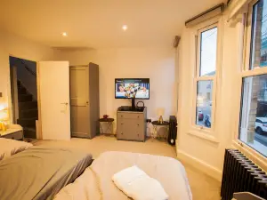 Surbiton Luxury Garden House 19A