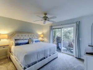 Soothing dog-friendly waterfront villa with patio, dock, kitchen & washer/dryer