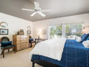 Private lakefront house in great location with private beach, great views