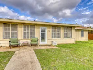 Relaxing family-friendly home - firepit, playground & river access
