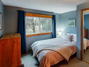 Woodsy retreat near the beach with WiFi, washer/dryer & gas fireplace