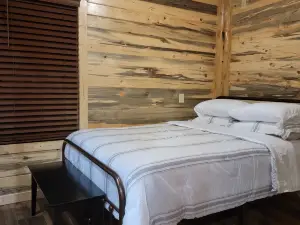 Little Wolf Cabins/The Blue Spruce Cabin close to WPG West Trailhead
