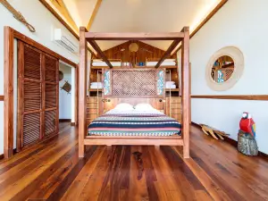 Les Lodges - Parrot World