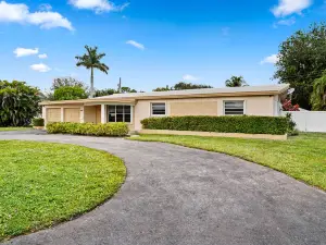 Pool and Arcade - Spacious Stylish Retreat