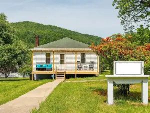 Mountain Serene Views and Creek-side Charm - Pet Friendly
