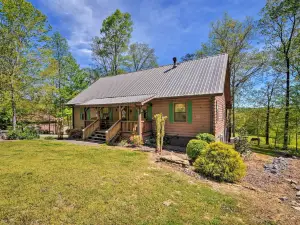Cozy Trenton Cabin w/ Spa ~ 15 Mi to Lookout Mtn!