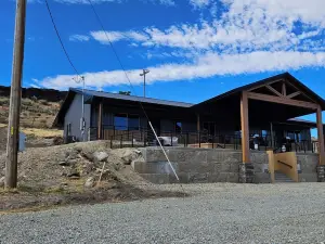 Brand new Picturesque, 2 Bedroom Duplex with AC and WiFi in delightful Albion